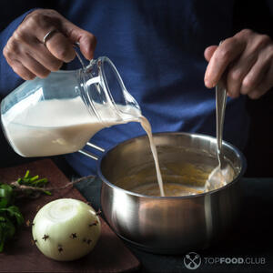 влить молоко