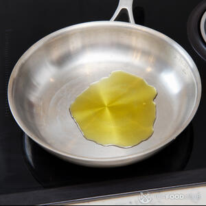 сковорода с оливковым маслом