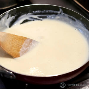 соус на сковороде