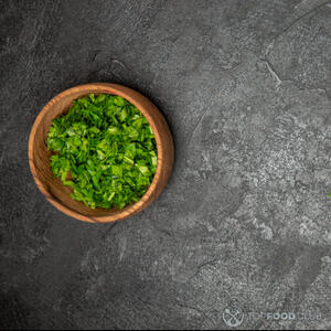 нарезанный базилик