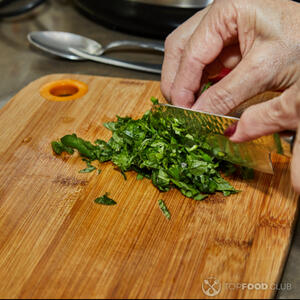 резать базилик