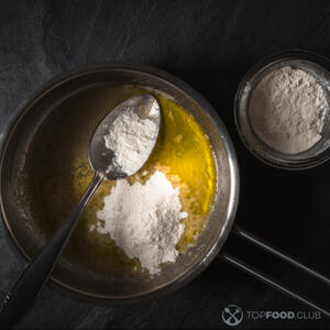 добавить муку в сковороду