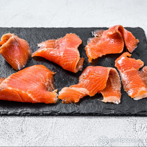 нарезать копченый лосось