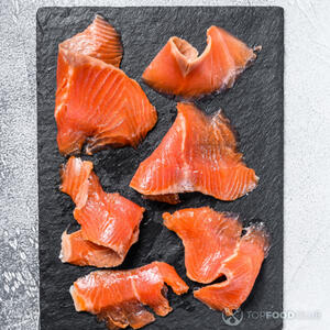 кусочки копченого лосося