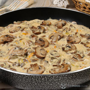 грибы в сливках на сковороде