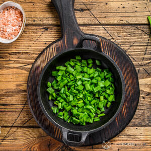 зеленый лук на сковороде