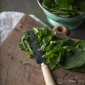 резать шпинат