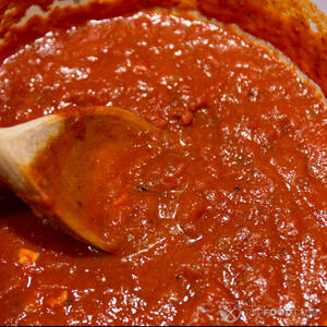 распределить томатный соус