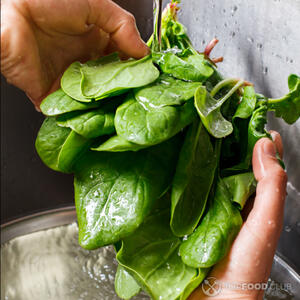 мыть шпинат