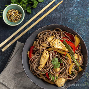 Сверху посыпьте нарезанной кинзой и семенами кунжута.