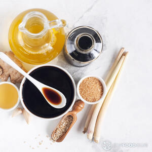 Смешайте в миске вилкой мед, соевый соус, измельченный чеснок, кунжутное масло, кукурузный крахмал и пока отставьте.