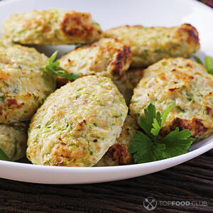 Готовые куриные котлеты с цуккини подайте горячими, с любым гарниром на ваш вкус. Эти котлеты вкусны и в холодном виде, как закуска или перекус.