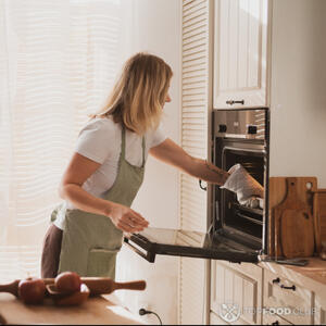 поставить противень в духовку