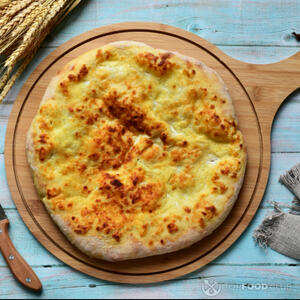 испеченный корж для пиццы