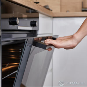 поставить пиццу в духовку