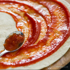 смазать тесто томатным соусом