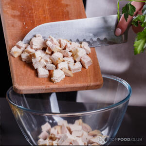 нарезанное отварное куриное филе