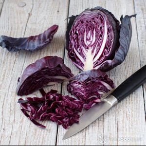 Нарезанную капусту перетираем