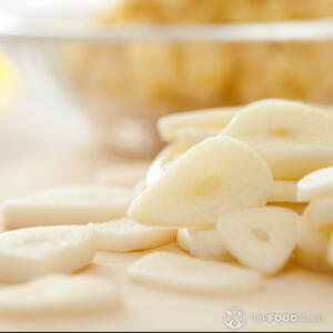 нарезанный чеснок