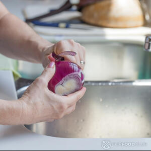 почистить красный лук