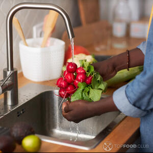 Моем редиску