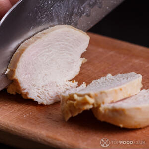 нарезать вареное мясо