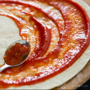 смазать тесто томатным соусом