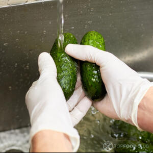 Моем огурцы под проточной водой