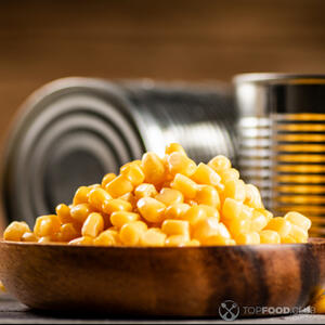 добавить консервированную кукурузу