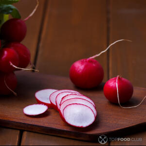 Нарезаем редиску кольцами