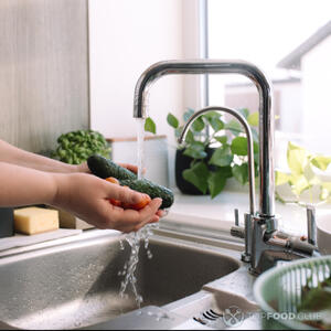 Моем огурцы