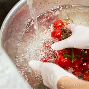 Моем помидоры