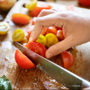 Нарезаем помидоры