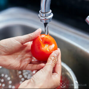 Моем помидоры