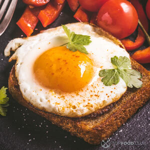 Выкладываем яйцо на обжаренный хлеб