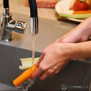 Моем морковь