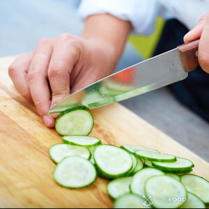 Огурцы режем