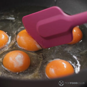 Помешиваем яичницу