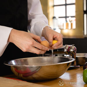 Разбиваем яйца в миску