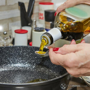 Наливаем масло в сковороду