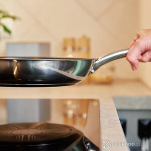 Ставим сковороду на плиту