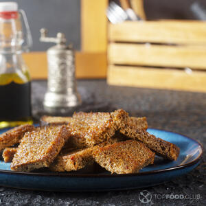 Выкладываем хлеб на тарелку