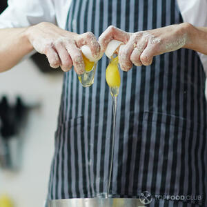 Разбиваем яйца.