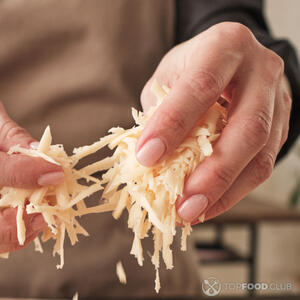 Посыпаем тертым сыром.