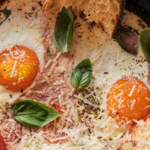 Подаем глазунью с сыром.