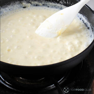 довести до легкого кипения