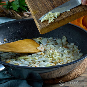 жарить лук и чеснок