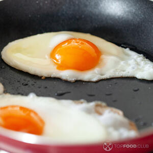 Яйца обжариваются.