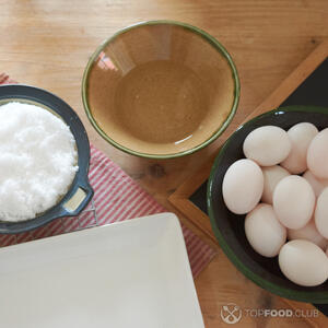 Берем яйца и соль с перцем.