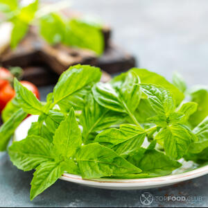 листья базилика